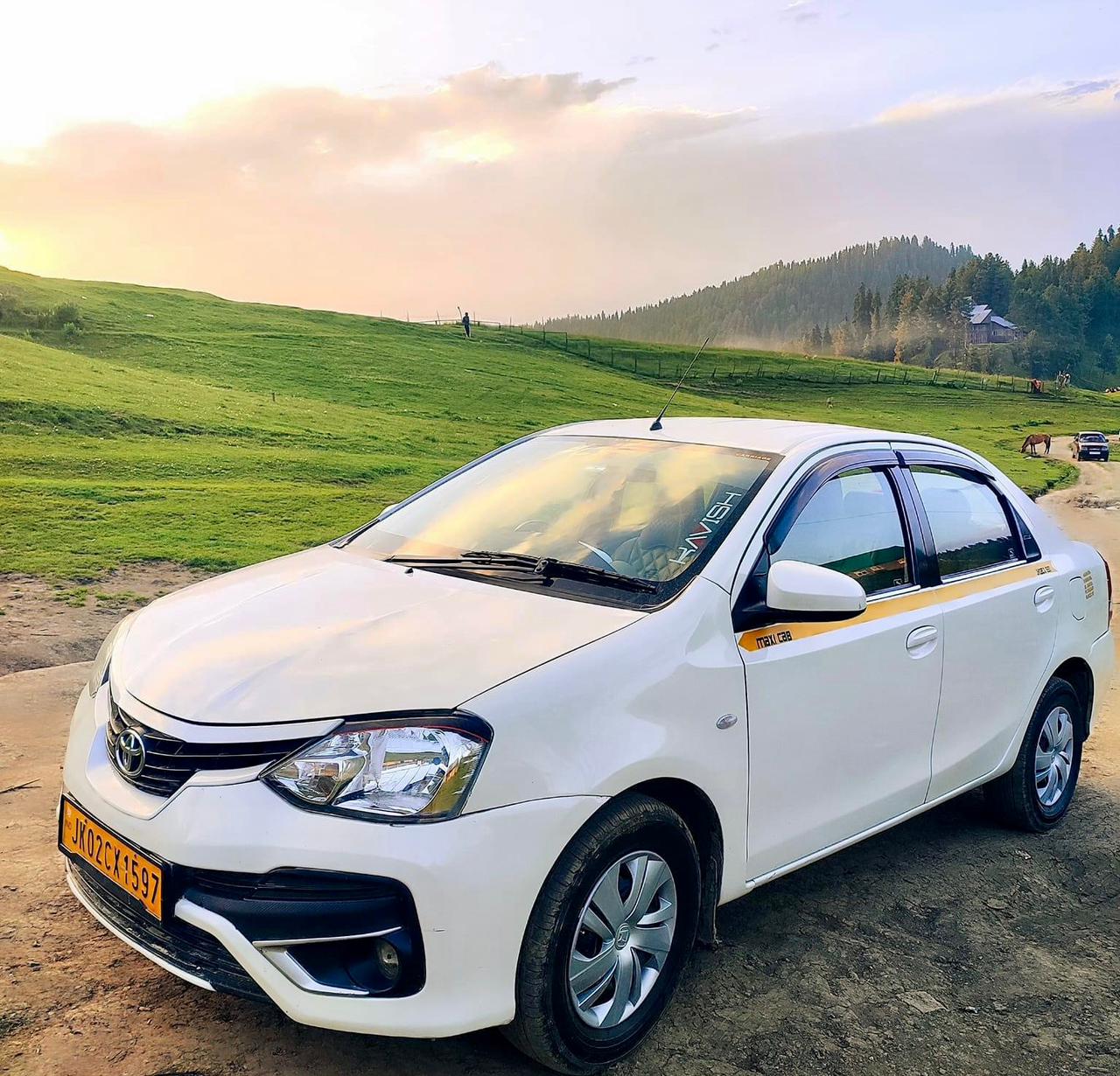 Model wearing plain white basic tee.
