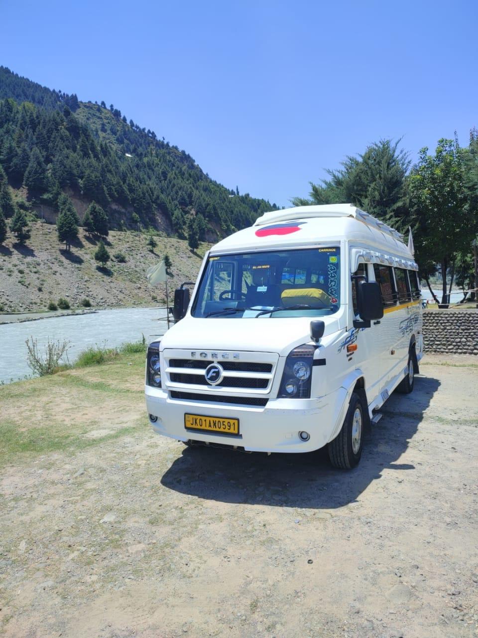 Model wearing plain white basic tee.